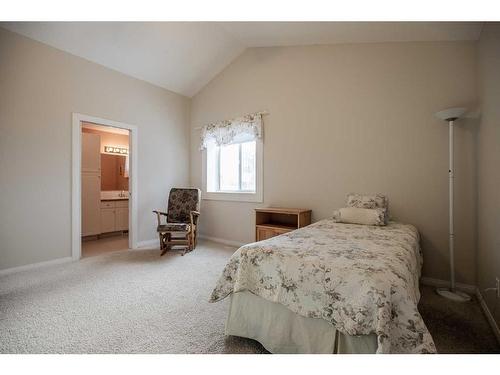 90 W 300 N, Raymond, AB - Indoor Photo Showing Bedroom