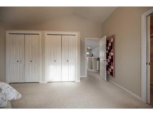 90 W 300 N, Raymond, AB - Indoor Photo Showing Bedroom