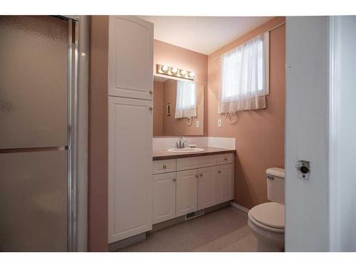 90 W 300 N, Raymond, AB - Indoor Photo Showing Bathroom