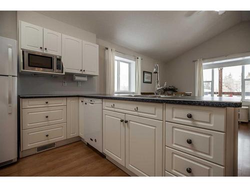 90 W 300 N, Raymond, AB - Indoor Photo Showing Kitchen