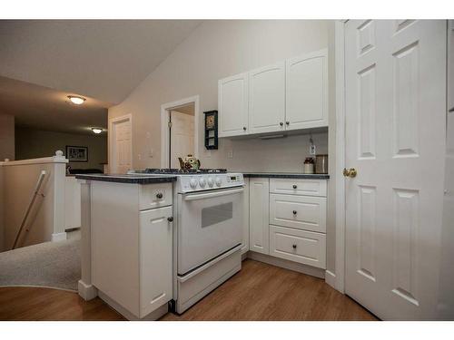 90 W 300 N, Raymond, AB - Indoor Photo Showing Kitchen