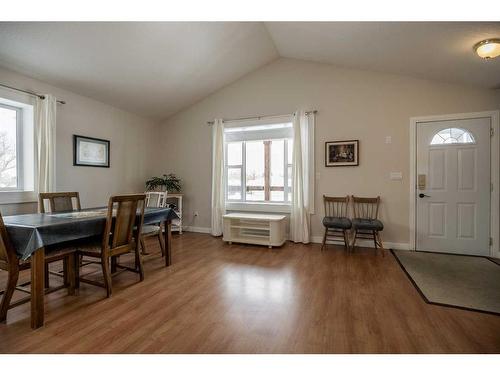 90 W 300 N, Raymond, AB - Indoor Photo Showing Dining Room