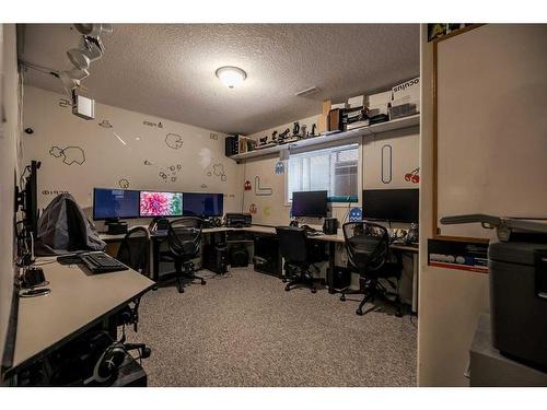 90 W 300 N, Raymond, AB - Indoor Photo Showing Office