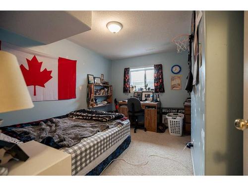 90 W 300 N, Raymond, AB - Indoor Photo Showing Bedroom