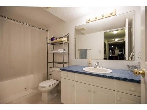 90 W 300 N, Raymond, AB - Indoor Photo Showing Bathroom