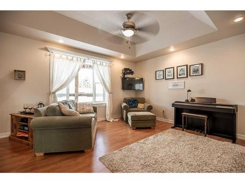 90 W 300 N, Raymond, AB - Indoor Photo Showing Living Room