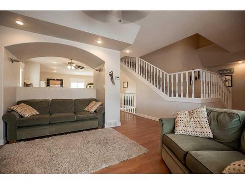 90 W 300 N, Raymond, AB - Indoor Photo Showing Living Room