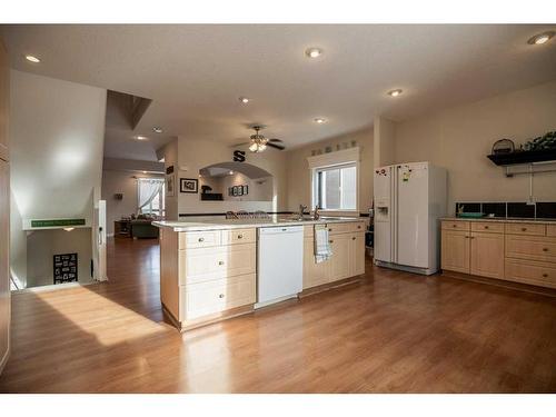 90 W 300 N, Raymond, AB - Indoor Photo Showing Kitchen