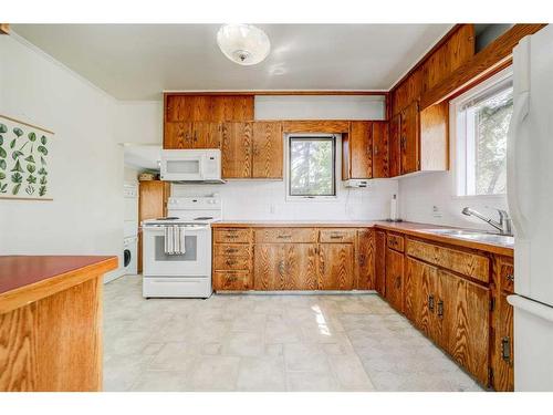 859 Kettles Street, Pincher Creek, AB - Indoor Photo Showing Kitchen