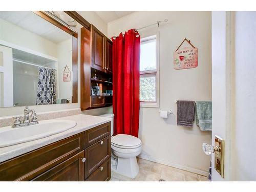 859 Kettles Street, Pincher Creek, AB - Indoor Photo Showing Bathroom