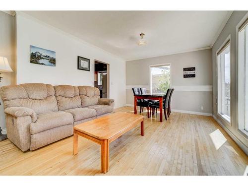 859 Kettles Street, Pincher Creek, AB - Indoor Photo Showing Living Room