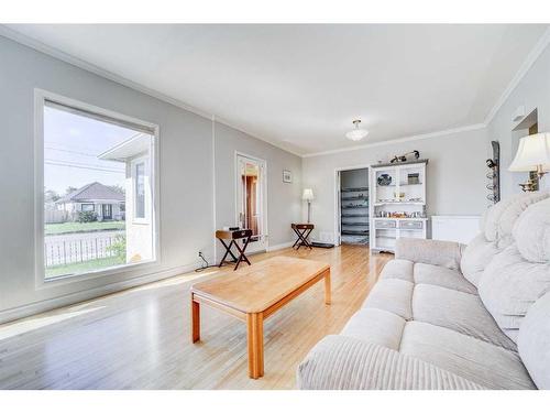859 Kettles Street, Pincher Creek, AB - Indoor Photo Showing Living Room