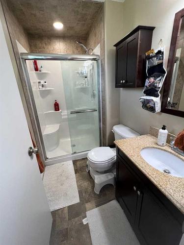 224 8 Street West, Cardston, AB - Indoor Photo Showing Bathroom