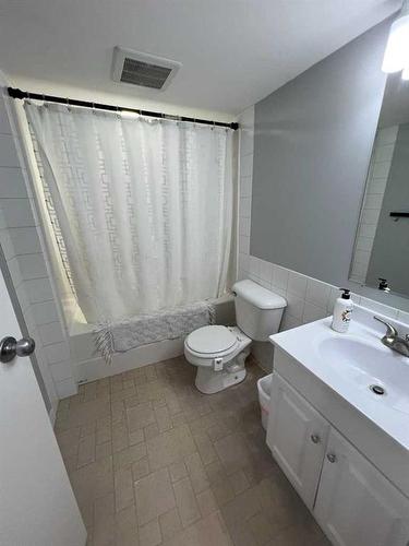 224 8 Street West, Cardston, AB - Indoor Photo Showing Bathroom