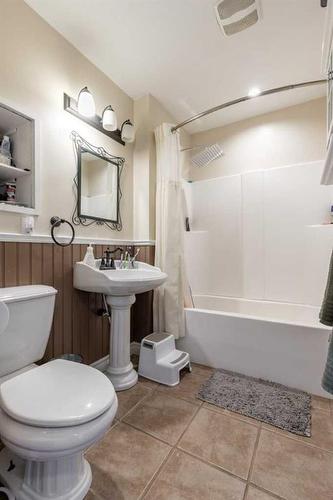 371 3Rd Avenue West, Cardston, AB - Indoor Photo Showing Bathroom