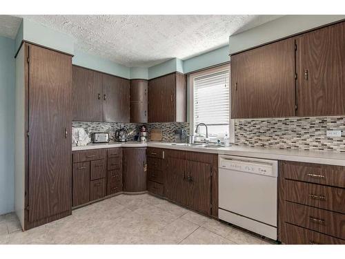 371 3Rd Avenue West, Cardston, AB - Indoor Photo Showing Kitchen