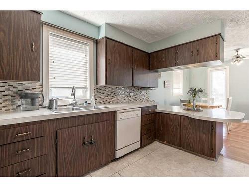371 3Rd Avenue West, Cardston, AB - Indoor Photo Showing Kitchen With Double Sink