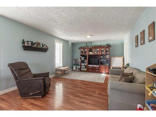 371 3Rd Avenue West, Cardston, AB - Indoor Photo Showing Living Room