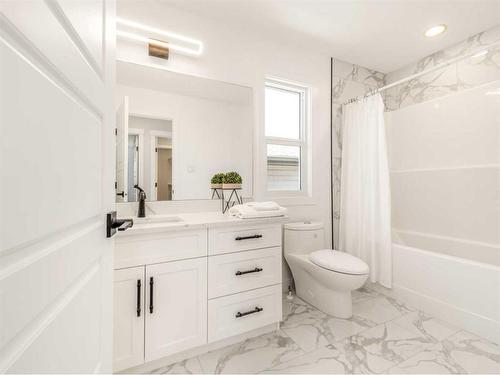 30 Northlander Lane West, Lethbridge, AB - Indoor Photo Showing Bathroom