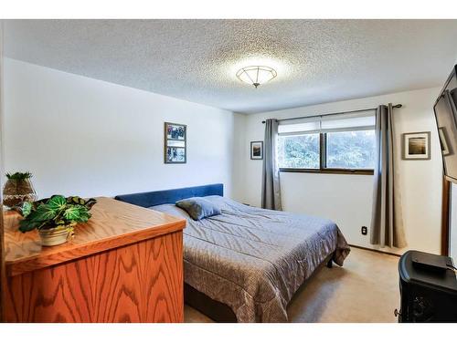 2006 17 Street North, Lethbridge, AB - Indoor Photo Showing Bedroom