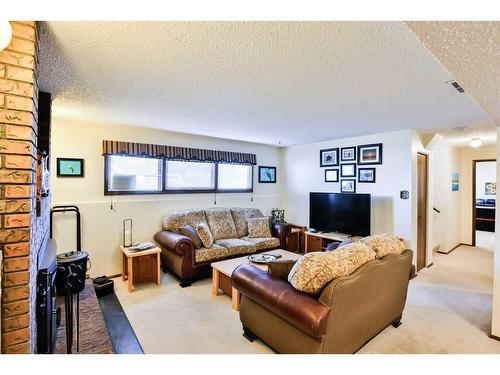 2006 17 Street North, Lethbridge, AB - Indoor Photo Showing Living Room