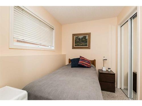 31 Blackfoot Circle West, Lethbridge, AB - Indoor Photo Showing Bedroom