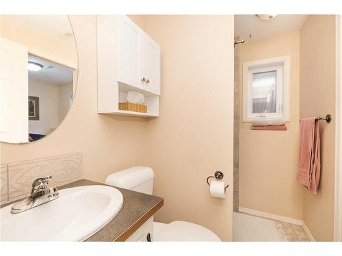 31 Blackfoot Circle West, Lethbridge, AB - Indoor Photo Showing Bathroom