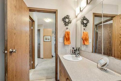 8-1261 Beverley Mclachlin Drive, Pincher Creek, AB - Indoor Photo Showing Bathroom