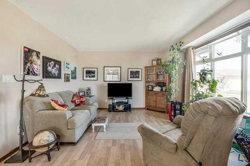 8-1261 Beverley Mclachlin Drive, Pincher Creek, AB - Indoor Photo Showing Living Room