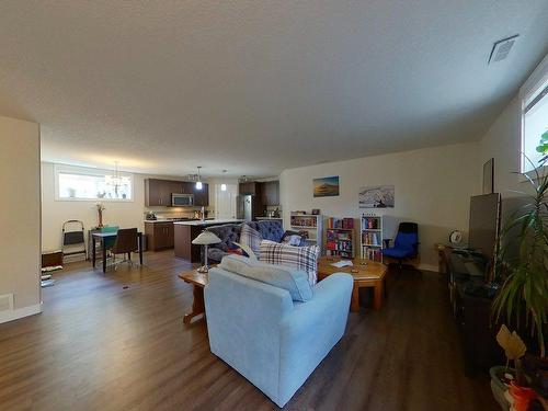 450 Mt Sundance Landing West, Lethbridge, AB - Indoor Photo Showing Living Room