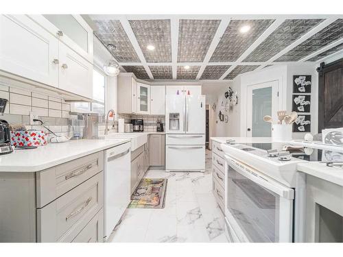 52 Lafayette Boulevard West, Lethbridge, AB - Indoor Photo Showing Kitchen