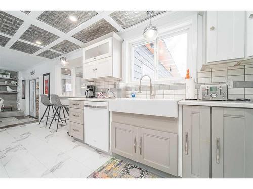 52 Lafayette Boulevard West, Lethbridge, AB - Indoor Photo Showing Kitchen