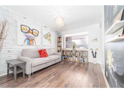 52 Lafayette Boulevard West, Lethbridge, AB - Indoor Photo Showing Living Room