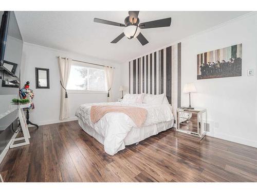 52 Lafayette Boulevard West, Lethbridge, AB - Indoor Photo Showing Bedroom