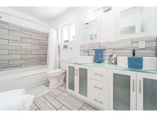 52 Lafayette Boulevard West, Lethbridge, AB - Indoor Photo Showing Bathroom