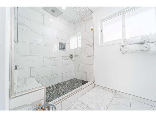 52 Lafayette Boulevard West, Lethbridge, AB - Indoor Photo Showing Bathroom