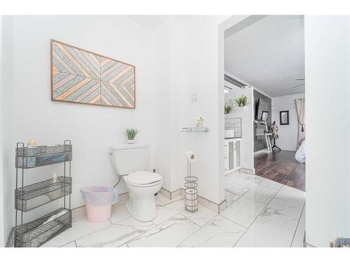 52 Lafayette Boulevard West, Lethbridge, AB - Indoor Photo Showing Bathroom