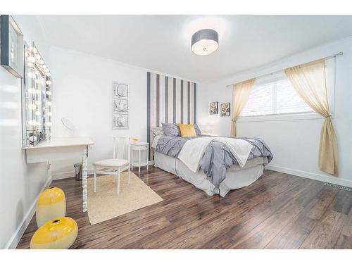 52 Lafayette Boulevard West, Lethbridge, AB - Indoor Photo Showing Bedroom