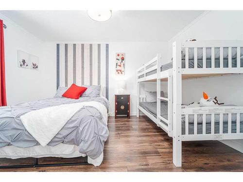 52 Lafayette Boulevard West, Lethbridge, AB - Indoor Photo Showing Bedroom