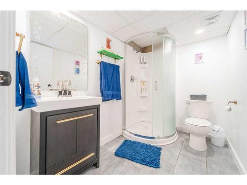 52 Lafayette Boulevard West, Lethbridge, AB - Indoor Photo Showing Bathroom