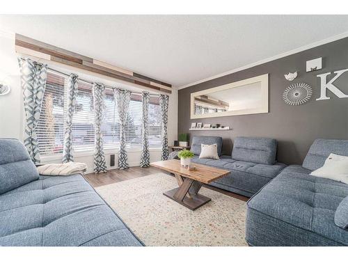 52 Lafayette Boulevard West, Lethbridge, AB - Indoor Photo Showing Living Room