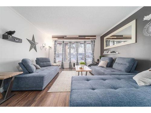 52 Lafayette Boulevard West, Lethbridge, AB - Indoor Photo Showing Living Room