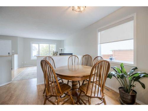 207 Heritage Court West, Lethbridge, AB - Indoor Photo Showing Dining Room