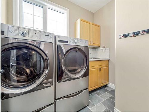 24 Fairmont Point South, Lethbridge, AB - Indoor Photo Showing Laundry Room