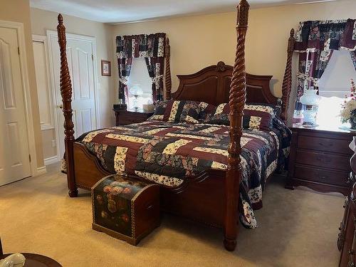 422 West Creek Drive, Cardston, AB - Indoor Photo Showing Bedroom