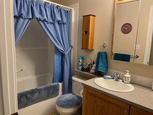 422 West Creek Drive, Cardston, AB - Indoor Photo Showing Bathroom