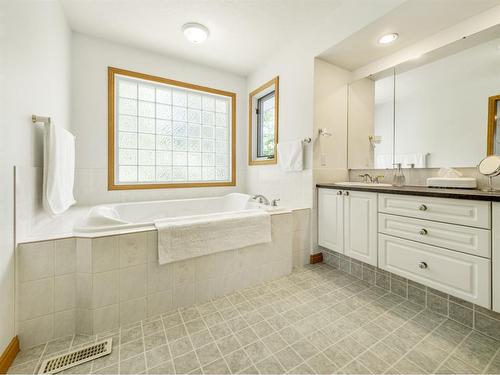 1601 Lakeshore Road South, Lethbridge, AB - Indoor Photo Showing Bathroom