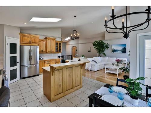 96 Heritage Circle West, Lethbridge, AB - Indoor Photo Showing Kitchen