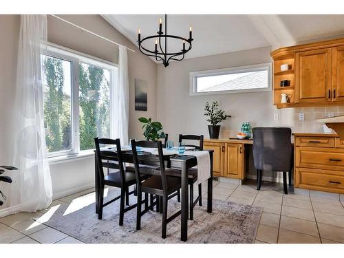 96 Heritage Circle West, Lethbridge, AB - Indoor Photo Showing Dining Room