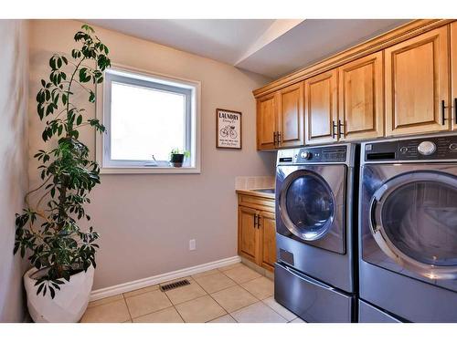 96 Heritage Circle West, Lethbridge, AB - Indoor Photo Showing Laundry Room